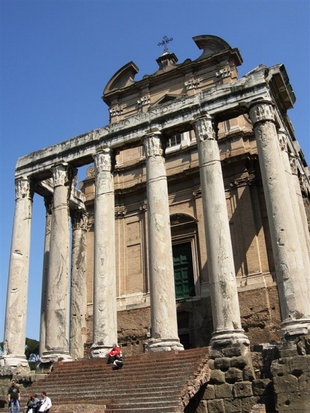 ファイル:アントニヌスピウスとファウスティナの神殿001.jpg