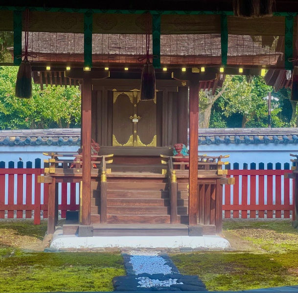 ファイル:下鴨神社・三井神社・本殿・中社・磐座 (2).jpg