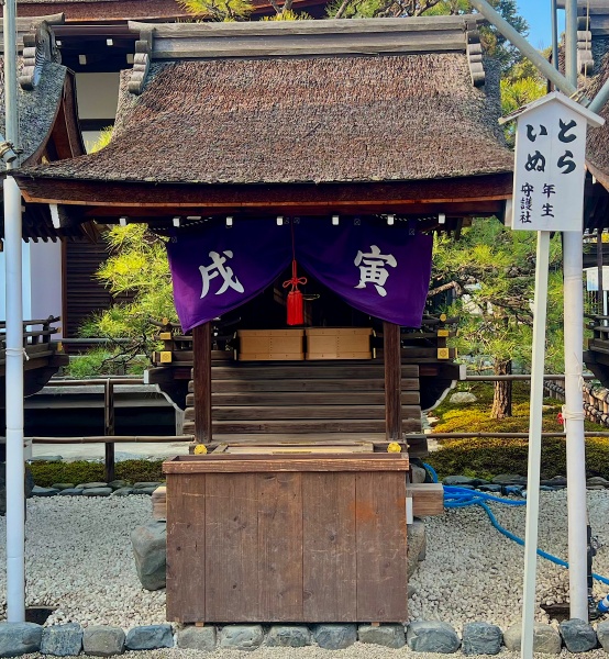 ファイル:下鴨神社・中門内・言社 (7).jpg