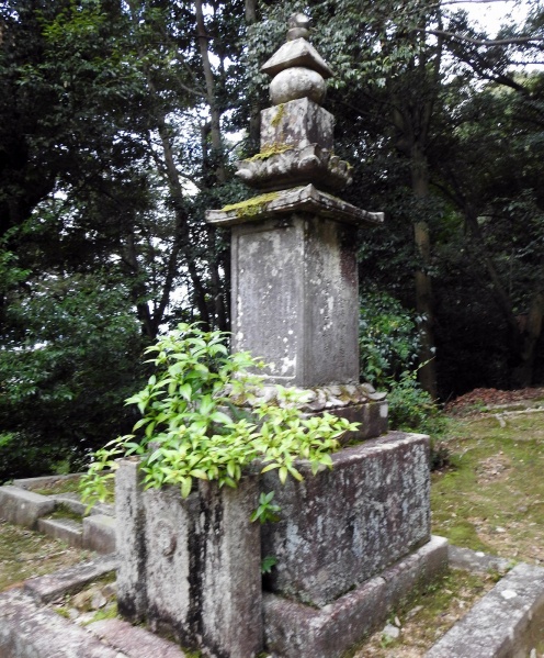 ファイル:二尊院墓地・小倉山法界塔.jpg