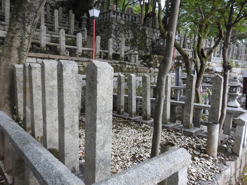 ファイル:京都霊山護国神社・十津川郷士墓 (1).jpg
