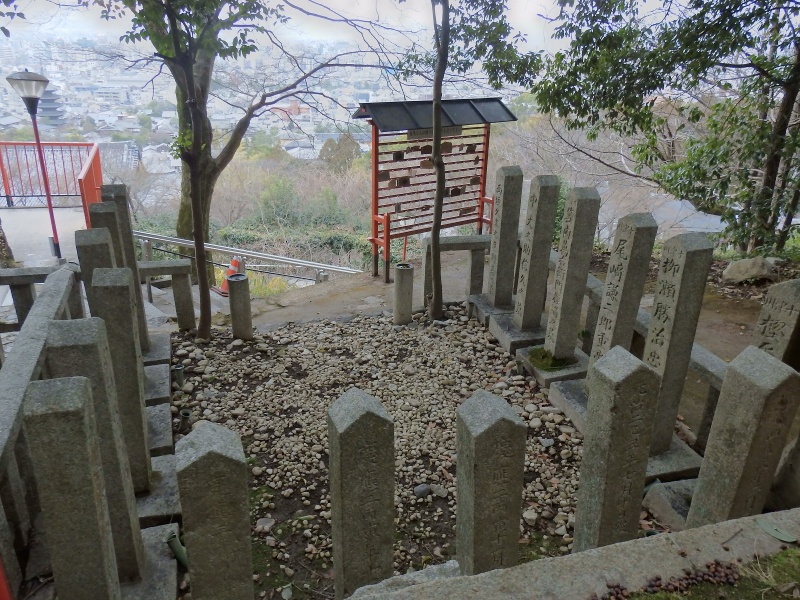 ファイル:京都霊山護国神社・十津川郷士墓 (2).jpg
