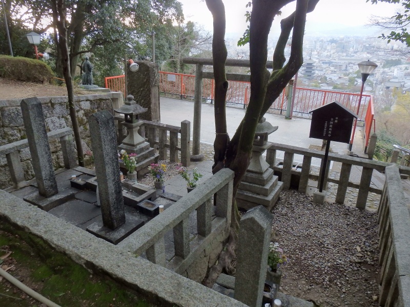 ファイル:京都霊山護国神社・坂本龍馬墓 (1).jpg