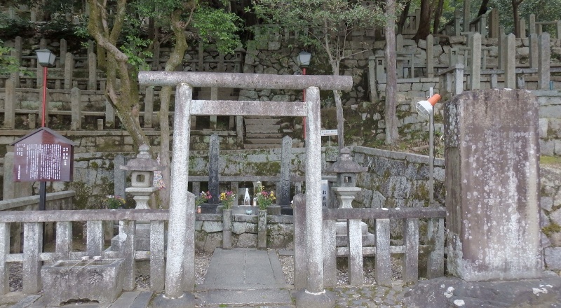 ファイル:京都霊山護国神社・坂本龍馬墓 (2).jpg