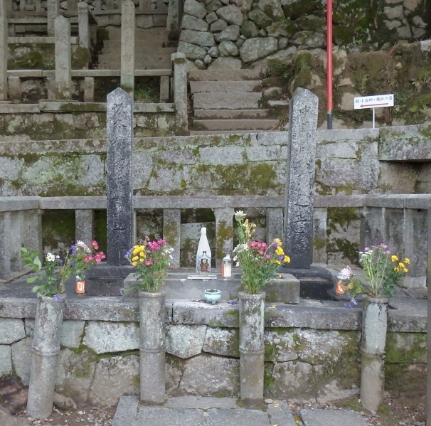 ファイル:京都霊山護国神社・坂本龍馬墓 (4).jpg