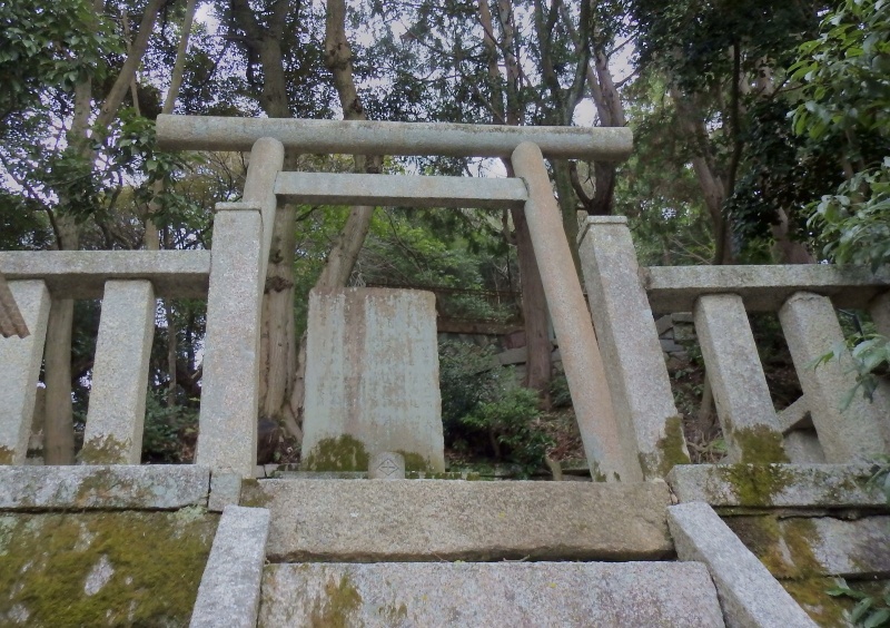 ファイル:京都霊山護国神社・天誅組合葬碑 (1).jpg