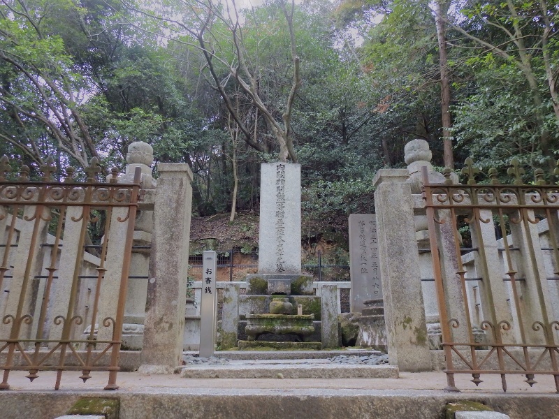 ファイル:京都霊山護国神社・木戸孝允墓 (3).jpg