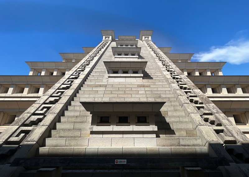 ファイル:光ミュージアム・5ピラミッド・中心部002.jpg
