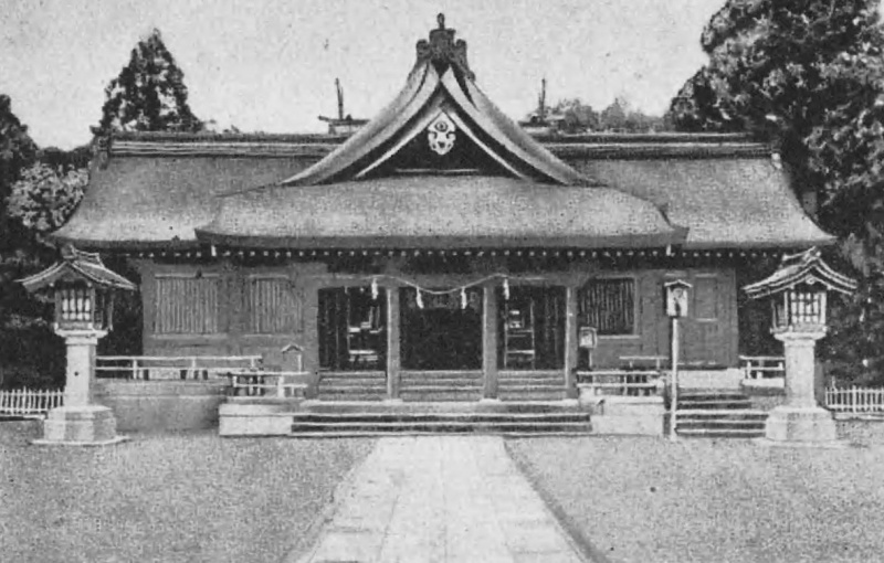 ファイル:八代宮・拝殿・国史を貫く神社物語.JPG