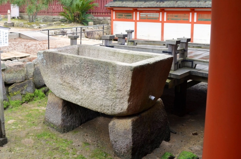 ファイル:厳島神社・手水石1.jpg