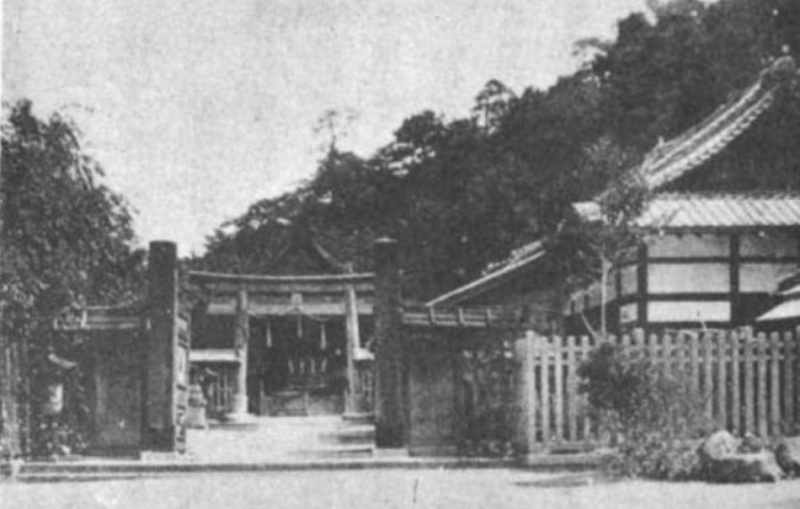 ファイル:四條畷神社・参道・日本史蹟大系.jpg