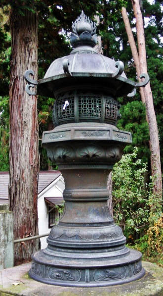ファイル:土津神社・境内・銅燈籠.JPG