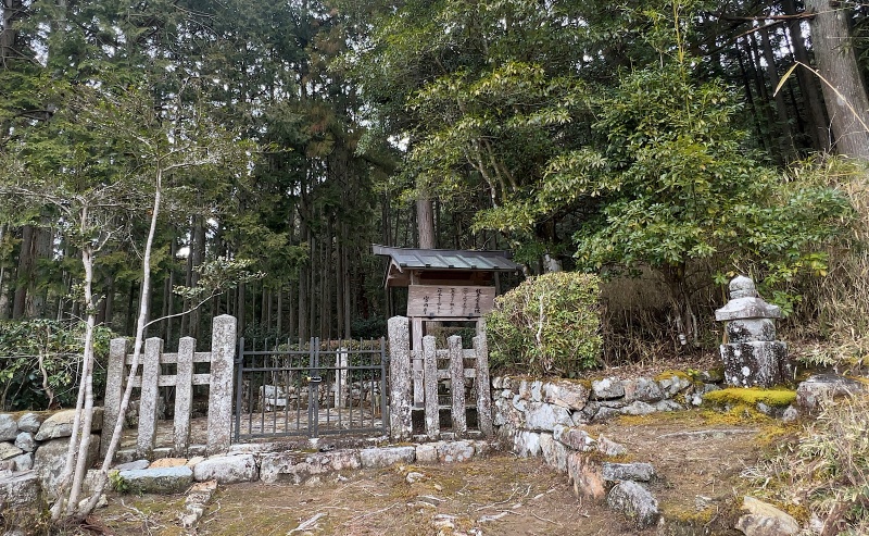 ファイル:大原・聖谷墓地・梶井宮東墓地 (2).JPG