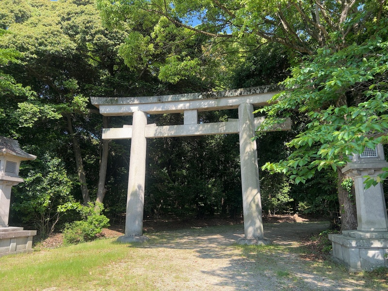 ファイル:奈良県護国神社・参道入口 (2).jpg