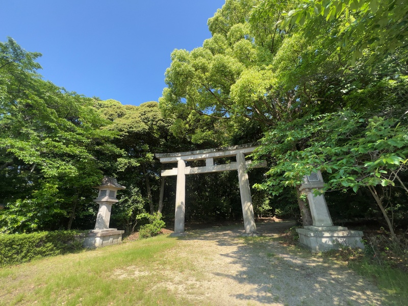 ファイル:奈良県護国神社・参道入口 (3).jpg