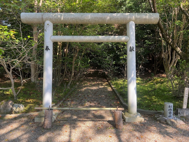 ファイル:奈良県護国神社・招魂斎庭.jpg