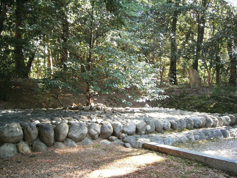 ファイル:奈良県護国神社・招魂斎庭 (2).jpg