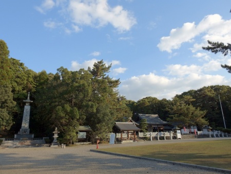 奈良県護国神社・拝殿 (1).jpg