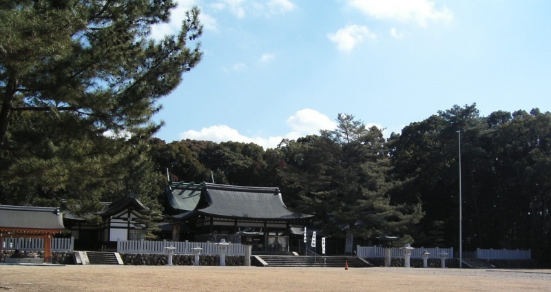 ファイル:奈良県護国神社・拝殿 (2).jpg