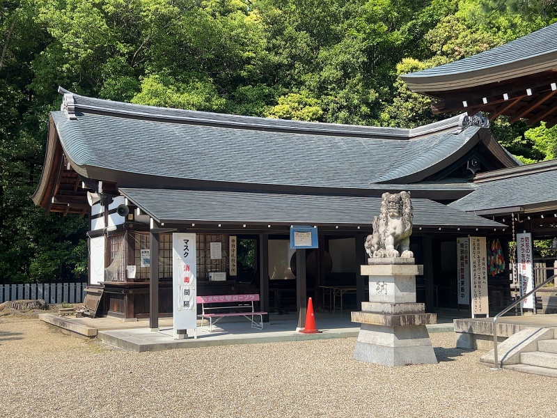 ファイル:奈良県護国神社・拝殿 (5).jpg