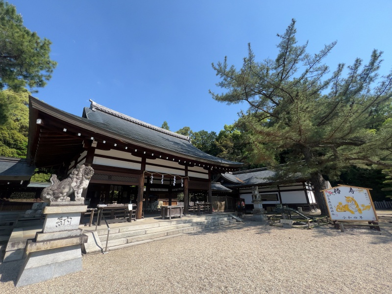 ファイル:奈良県護国神社・拝殿 (7).jpg