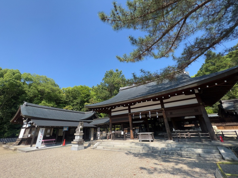 ファイル:奈良県護国神社・拝殿 (8).jpg