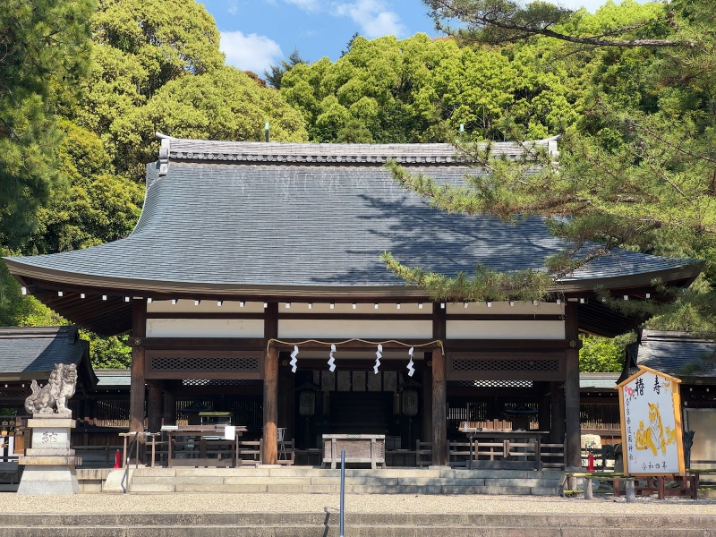 ファイル:奈良県護国神社・拝殿 (9).jpg