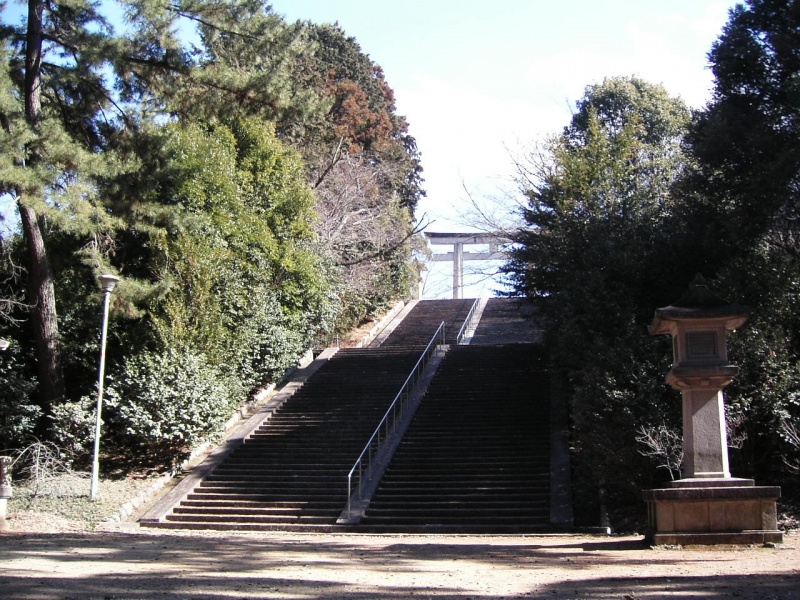 ファイル:奈良県護国神社・鳥居 (1).jpg