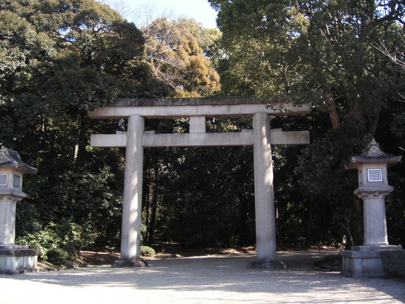 ファイル:奈良県護国神社・鳥居 (2).jpg