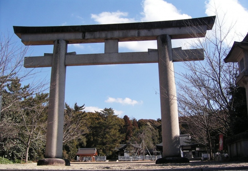 ファイル:奈良県護国神社・鳥居 (4).jpg