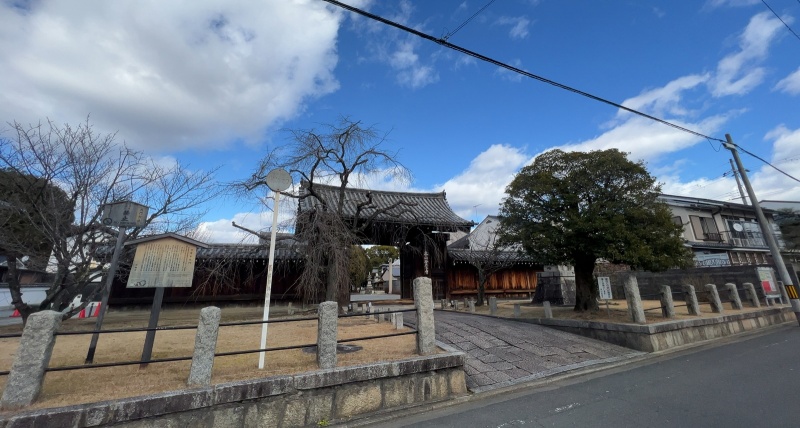ファイル:妙覚寺・山門 (2).jpg