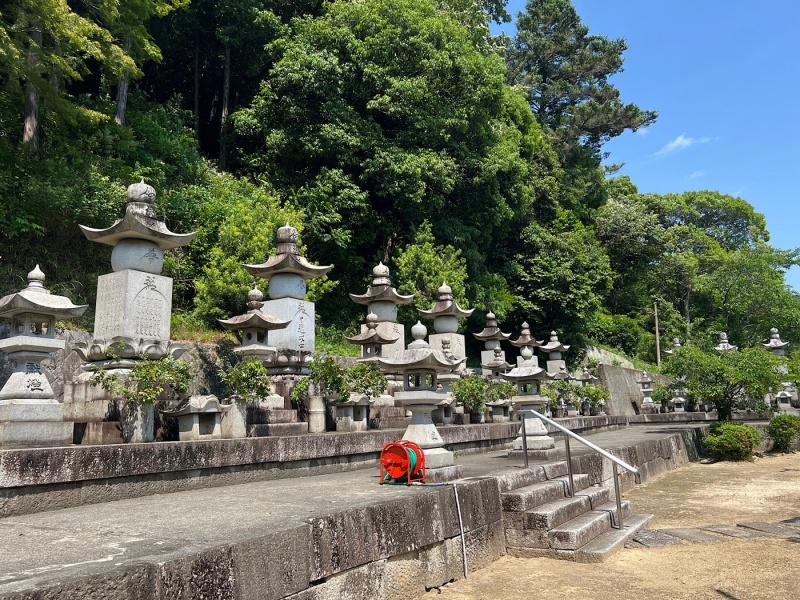 ファイル:岡山妙覚寺・歴代住職墓地-03.jpg