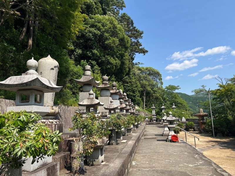 ファイル:岡山妙覚寺・歴代住職墓地-08.jpg