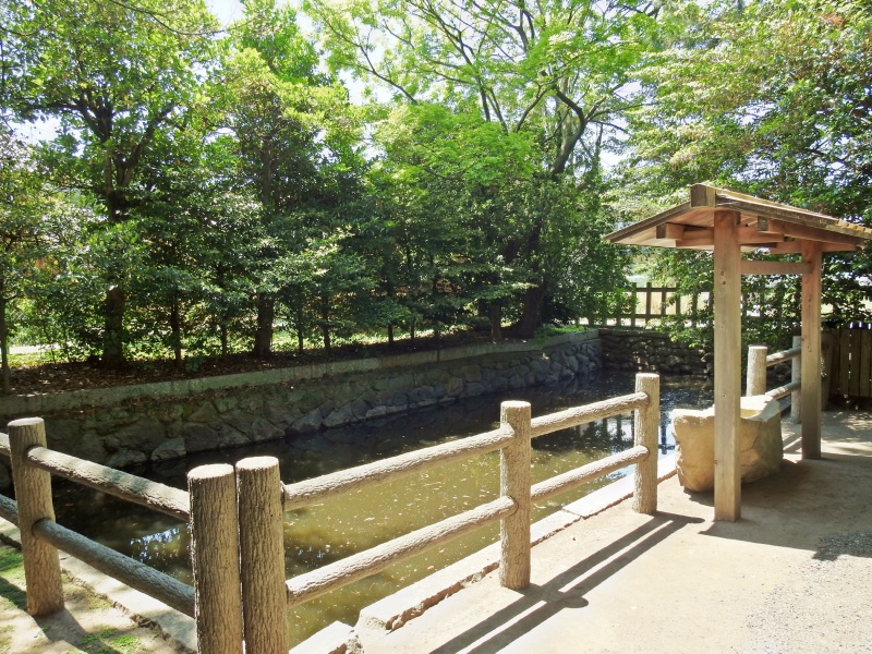 ファイル:御食神社・池 (3).jpg