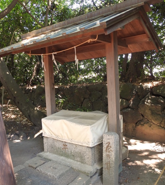 ファイル:御食神社・辰の井 (2).jpg