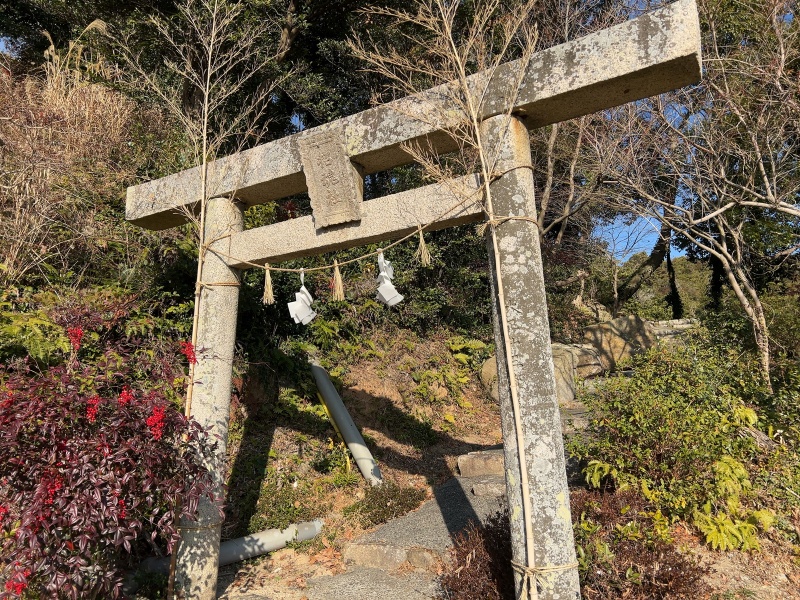 ファイル:朝日山護国神社・参道5・第一鳥居.JPG
