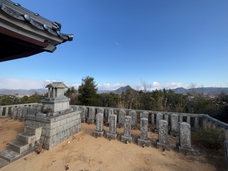 ファイル:朝日山護国神社・招魂墓碑・北側全体2.jpg