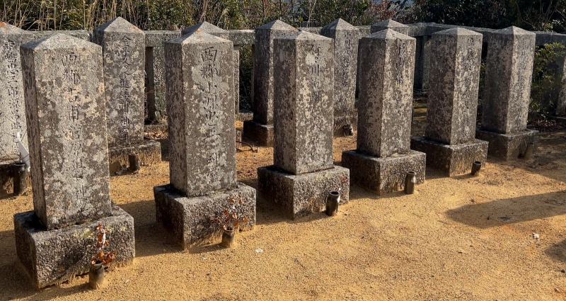 ファイル:朝日山護国神社・招魂墓碑・北側前列東1～6・2.jpg