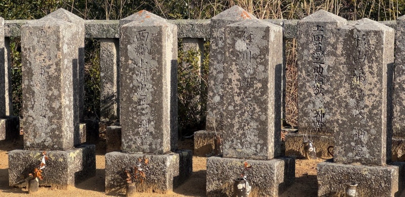 ファイル:朝日山護国神社・招魂墓碑・北側前列東3～6.jpg