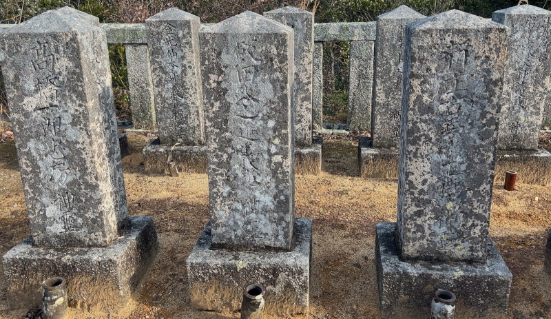 ファイル:朝日山護国神社・招魂墓碑・北側前列西3～5.jpg