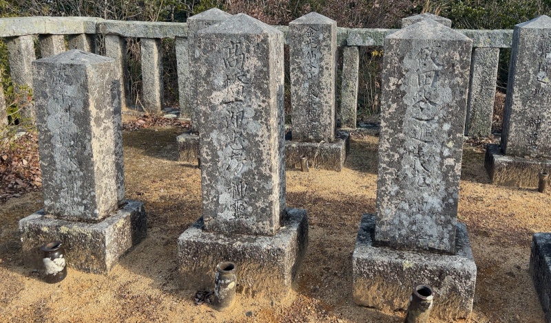 ファイル:朝日山護国神社・招魂墓碑・北側前列西4～6.jpg