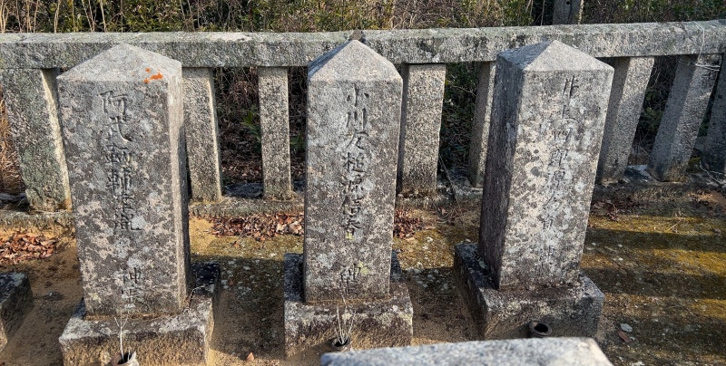 ファイル:朝日山護国神社・招魂墓碑・北側後列1～3.jpg