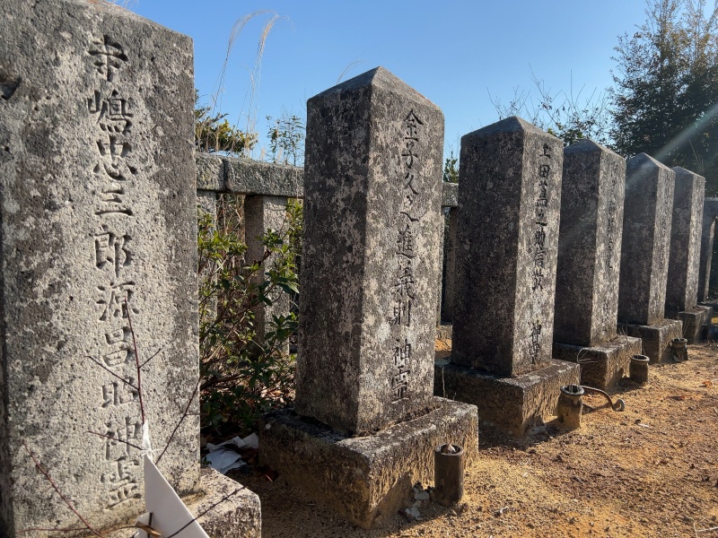 ファイル:朝日山護国神社・招魂墓碑・北側後列1～6.jpg