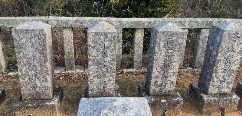 ファイル:朝日山護国神社・招魂墓碑・北側後列10～13.jpg