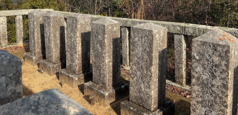 ファイル:朝日山護国神社・招魂墓碑・北側後列12～17.jpg