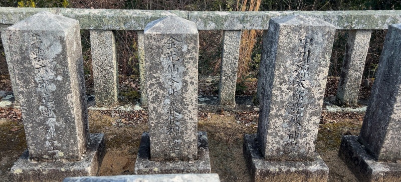 ファイル:朝日山護国神社・招魂墓碑・北側後列15～17.jpg
