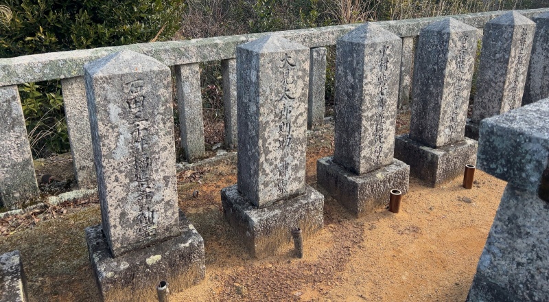 ファイル:朝日山護国神社・招魂墓碑・北側後列7～11・2.jpg
