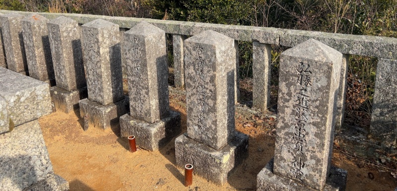 ファイル:朝日山護国神社・招魂墓碑・北側後列7～13.jpg