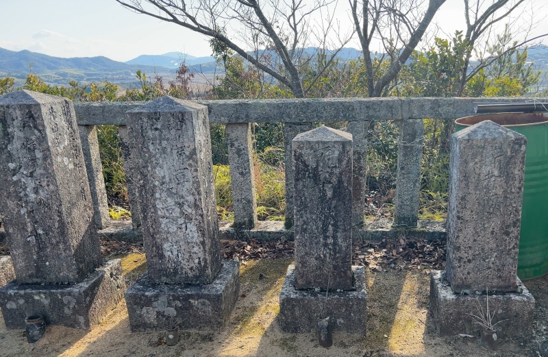 ファイル:朝日山護国神社・招魂墓碑・東側1～4.jpg