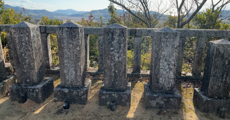 ファイル:朝日山護国神社・招魂墓碑・東側2～6.jpg